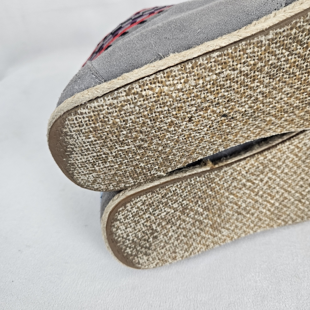 Toms Embroidered Grey Suede Desert Boot Moccasin Size 9.5 - Picture 4 of 11